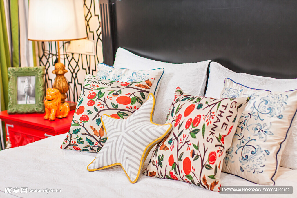 多彩抱枕装点温馨卧室