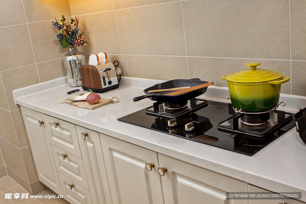 现代厨房灶台与多彩厨具