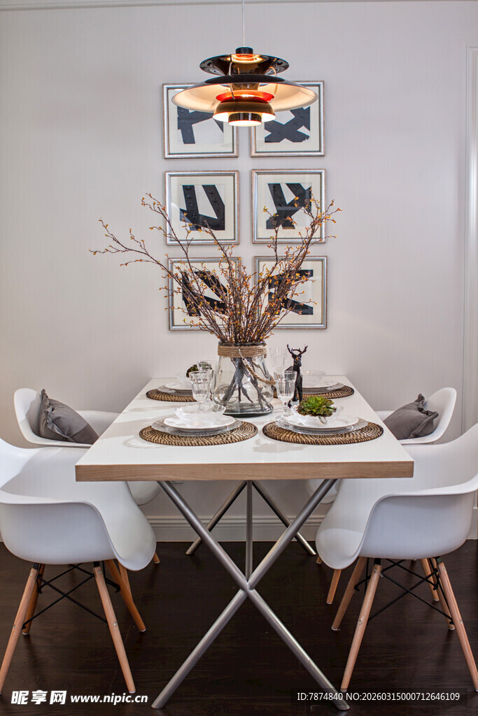 简约现代餐厅桌椅布置