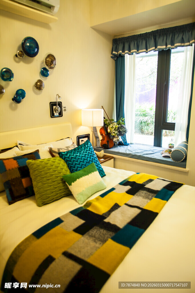 温馨多彩卧室床铺一角