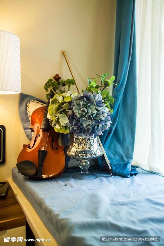 窗边浪漫吉他花卉组合