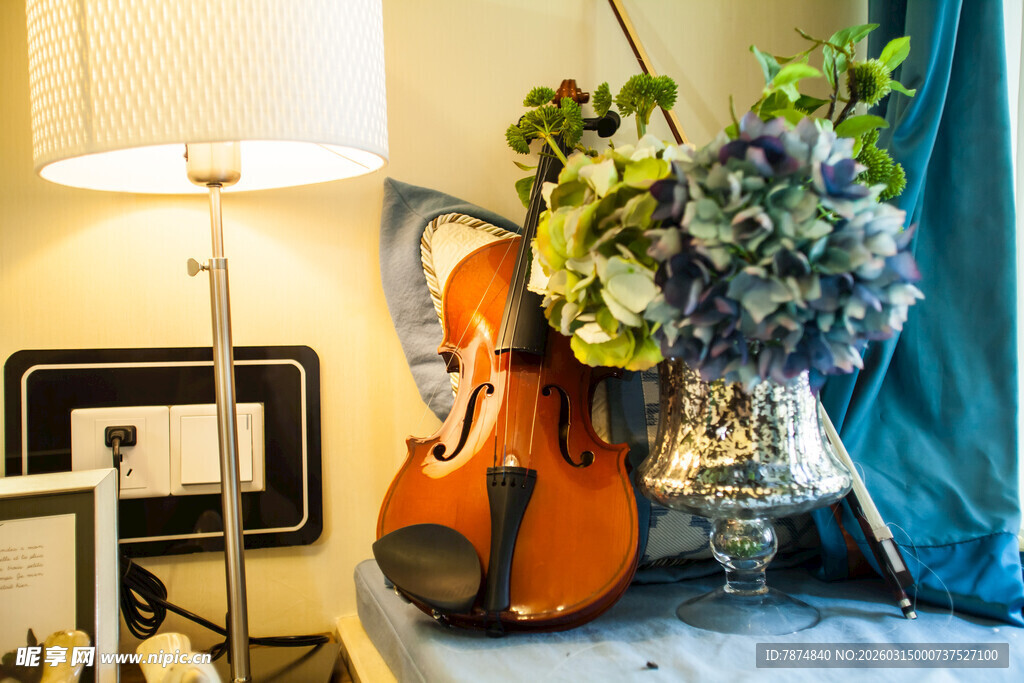 小提琴旁的花卉艺术摆设