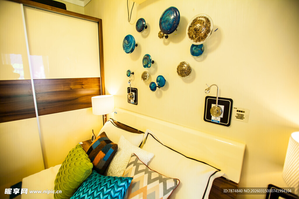 温馨卧室一角的装饰美学