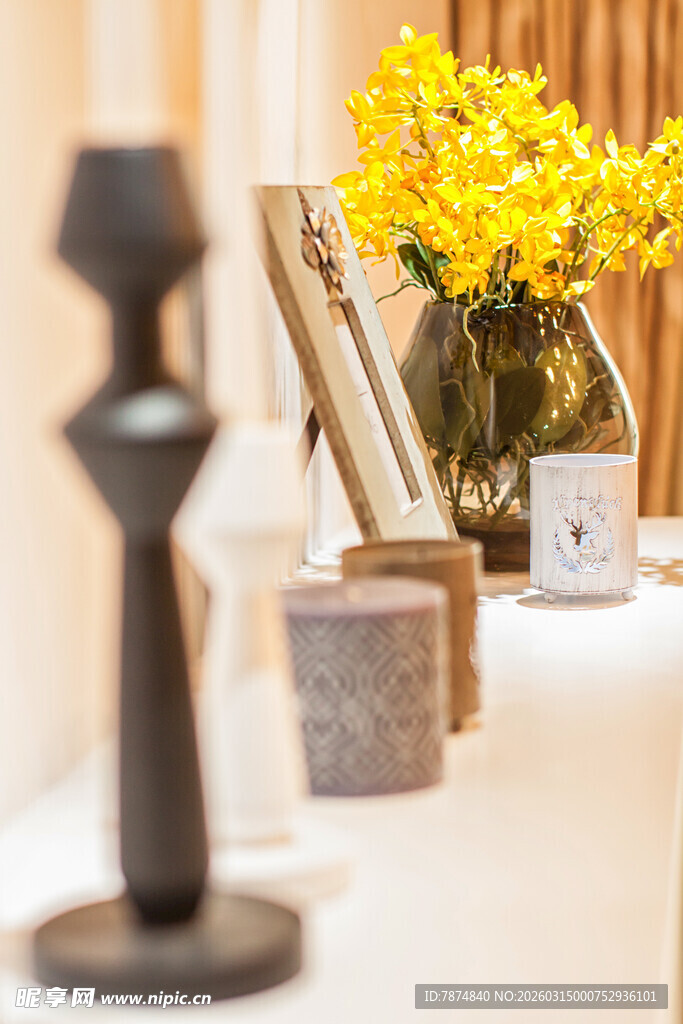 精致摆件与黄色花卉装饰