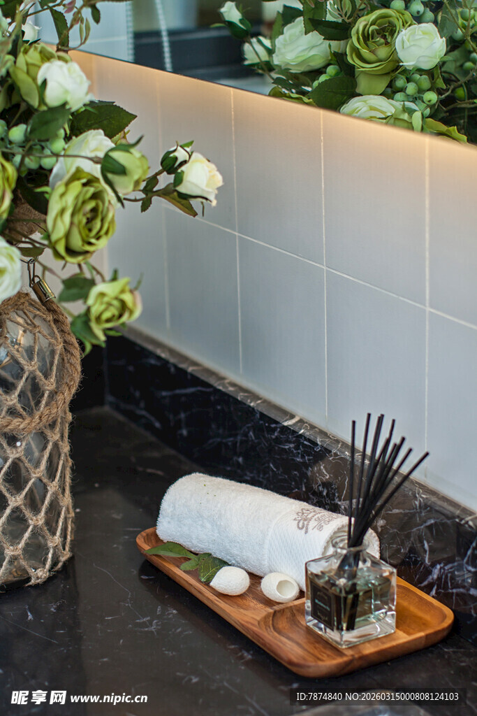 精致台面上的绿植与摆件