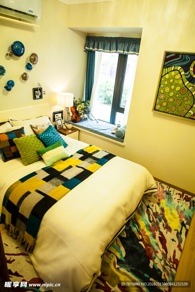 多彩装饰的温馨卧室空间