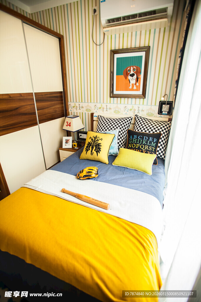 温馨简约卧室一角