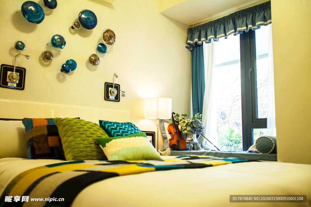 温馨多彩卧室一角