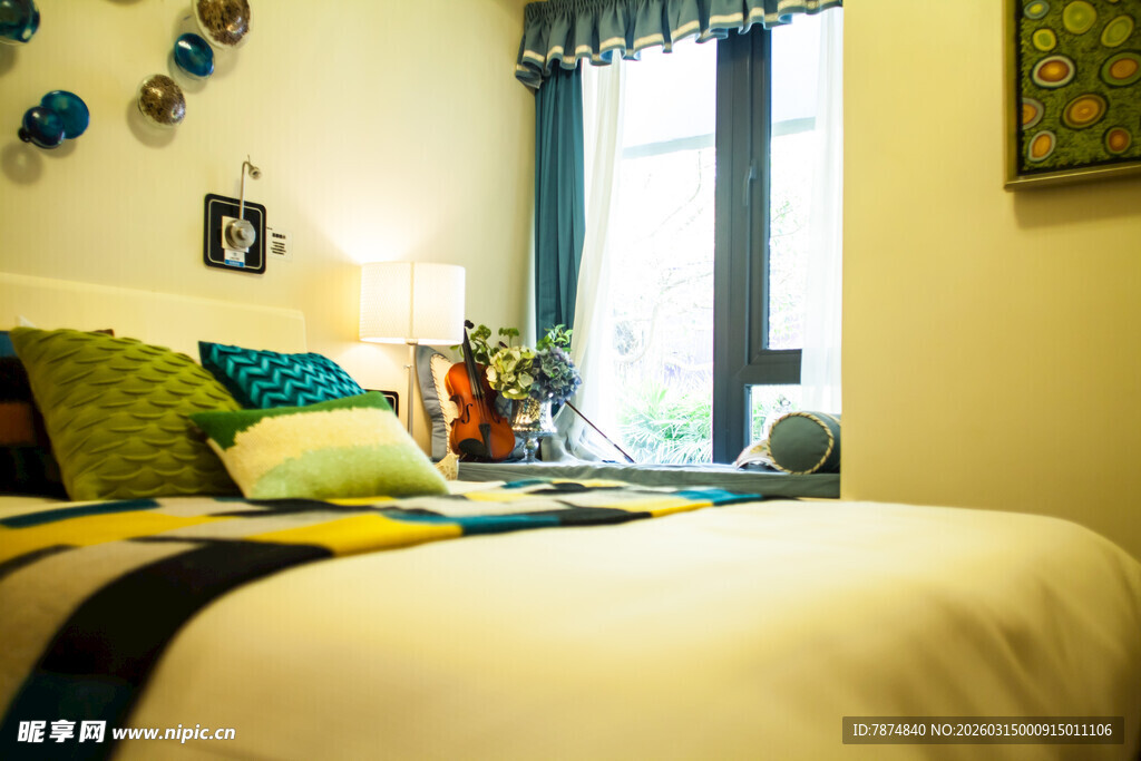 温馨多彩卧室角落