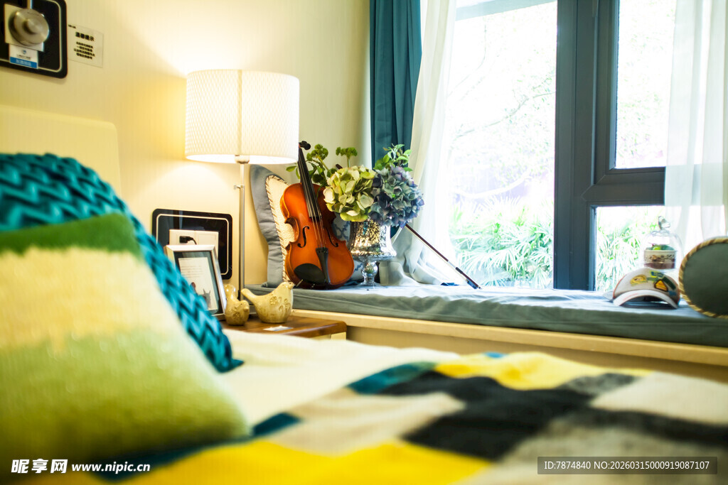 温馨卧室窗边一角