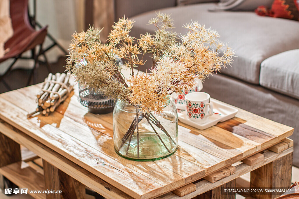 木质茶几上的干花装饰