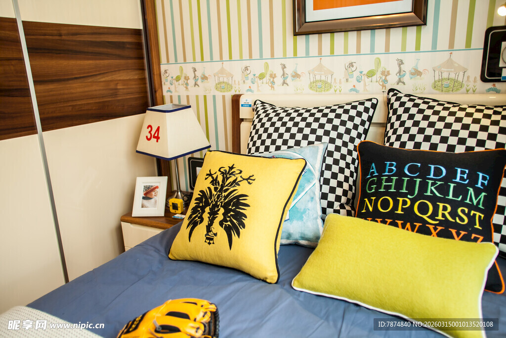 多彩抱枕装点温馨卧室角落