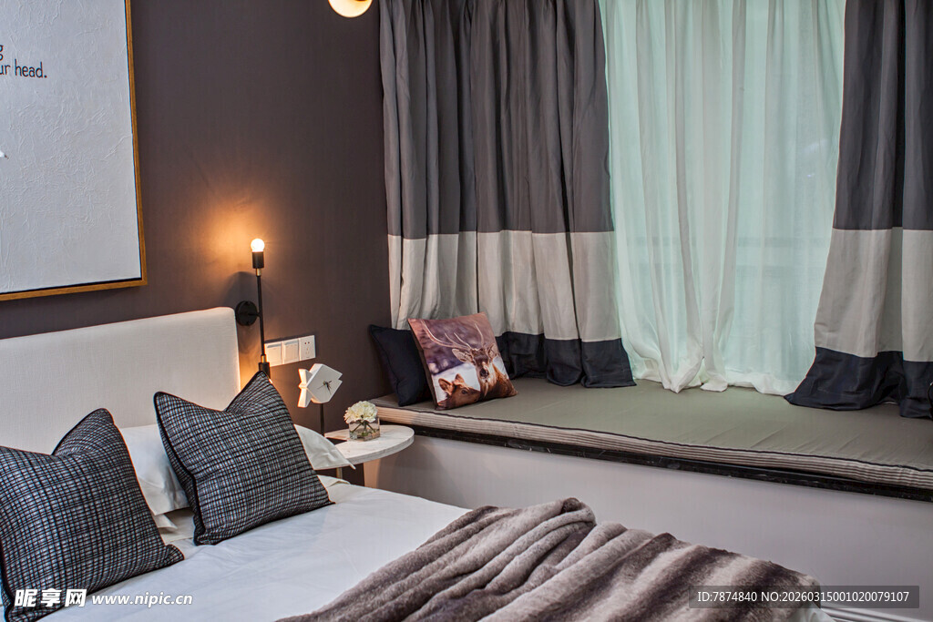 温馨卧室窗边舒适休憩角落