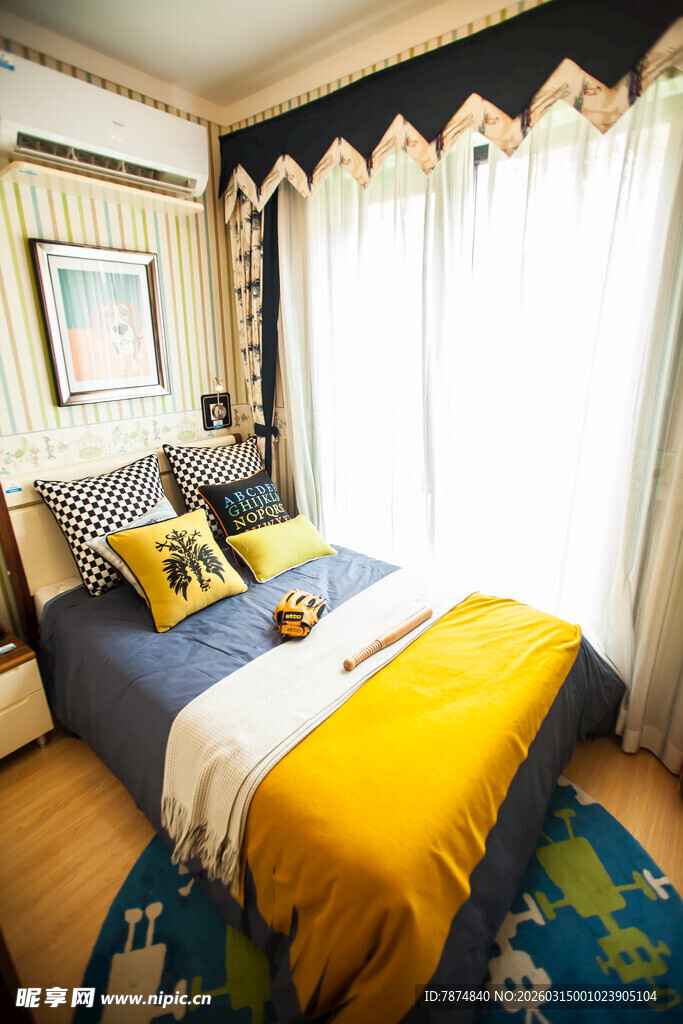 温馨卧室 多彩床品装饰