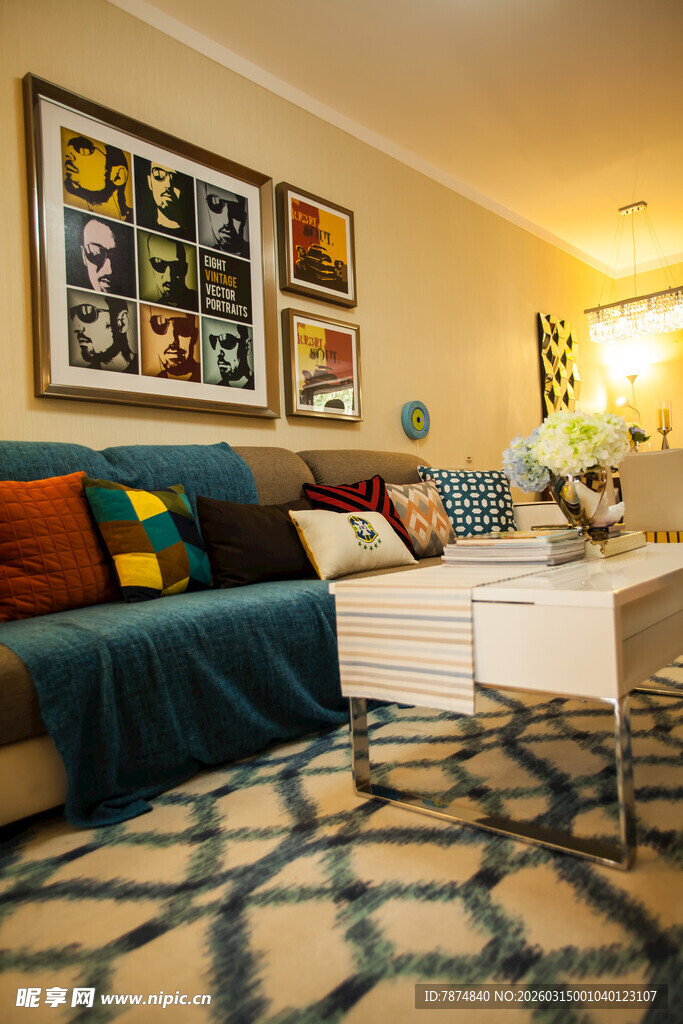 温馨舒适的多彩客厅一角