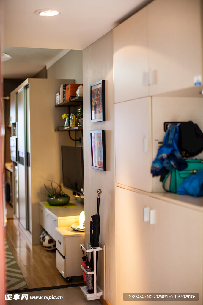 温馨家居玄关一角