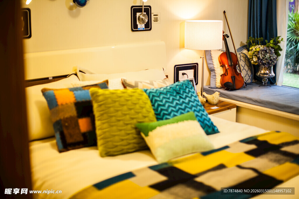 温馨卧室 多彩抱枕装饰