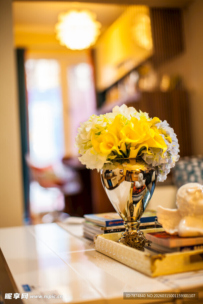 桌上花瓶插着黄色鲜花