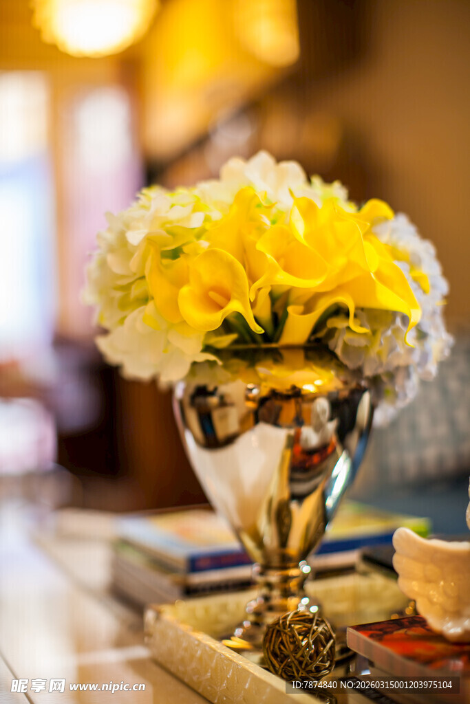 金色花瓶中的黄白花卉