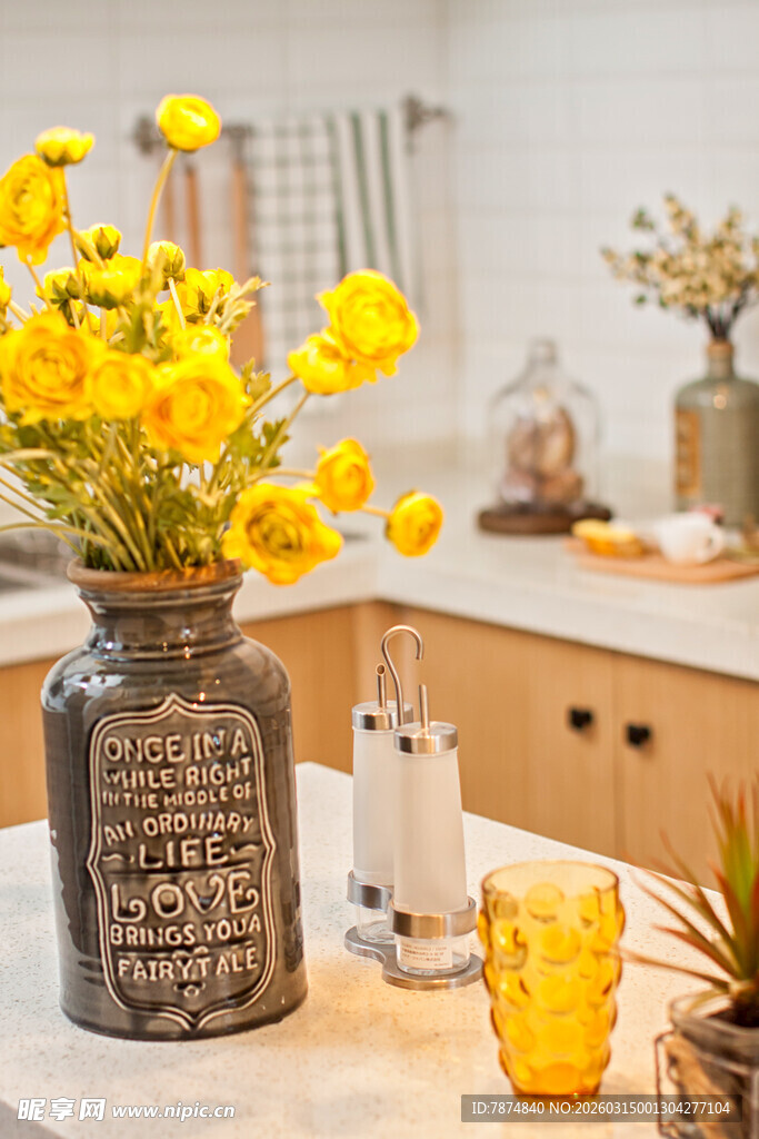 厨房中的花瓶与美丽黄花