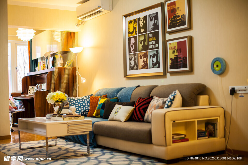 温馨客厅家居布置示例