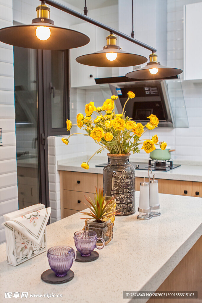 温馨厨房的亮丽花卉景致