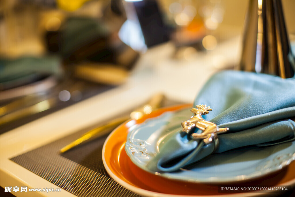 精致餐具上的蓝色餐巾