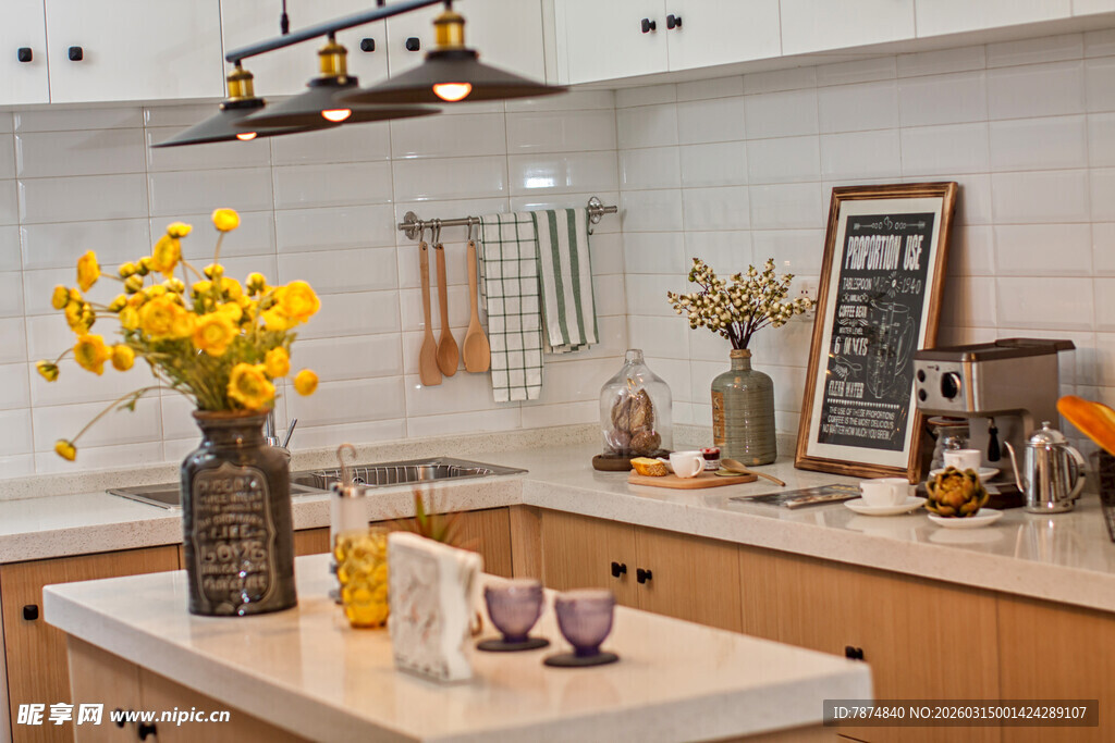温馨厨房 绽放的黄色鲜花