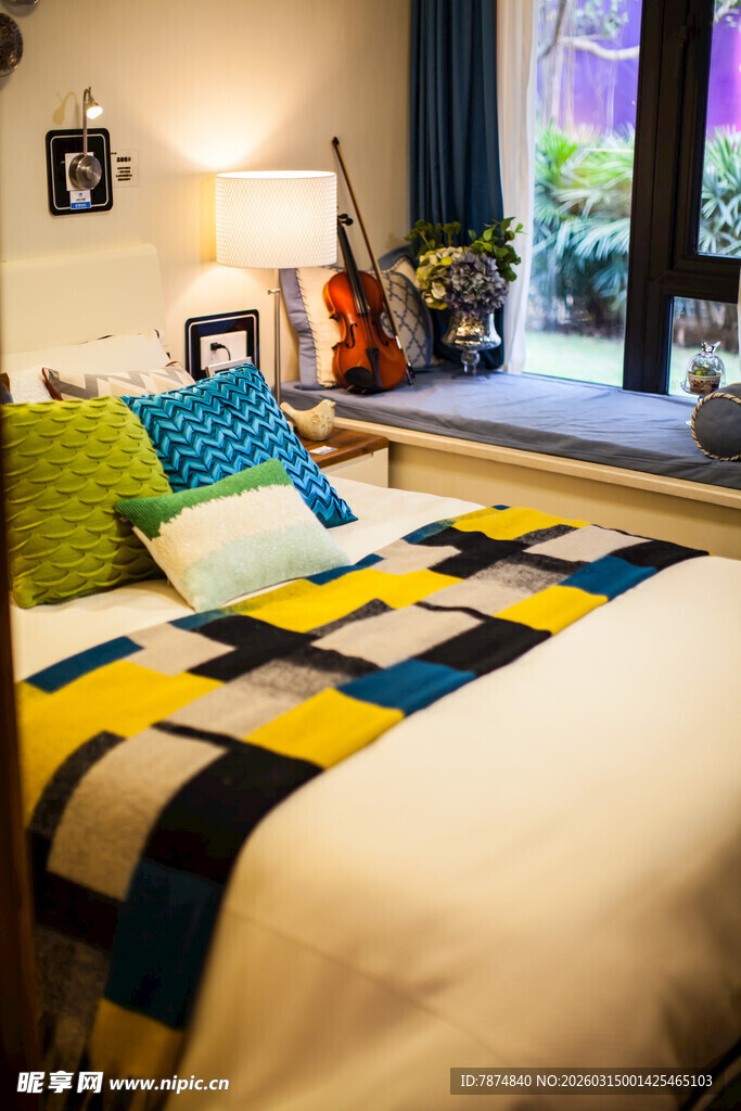 多彩舒适卧室温馨一角