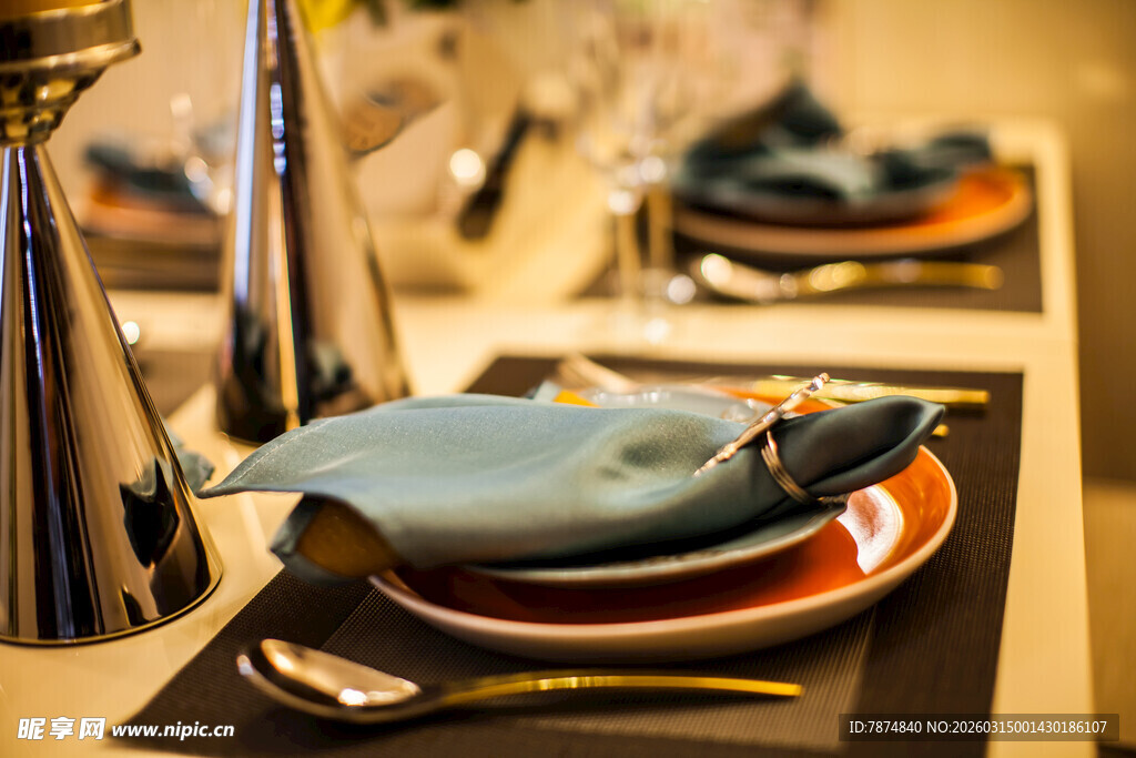 精致餐桌布置与餐具