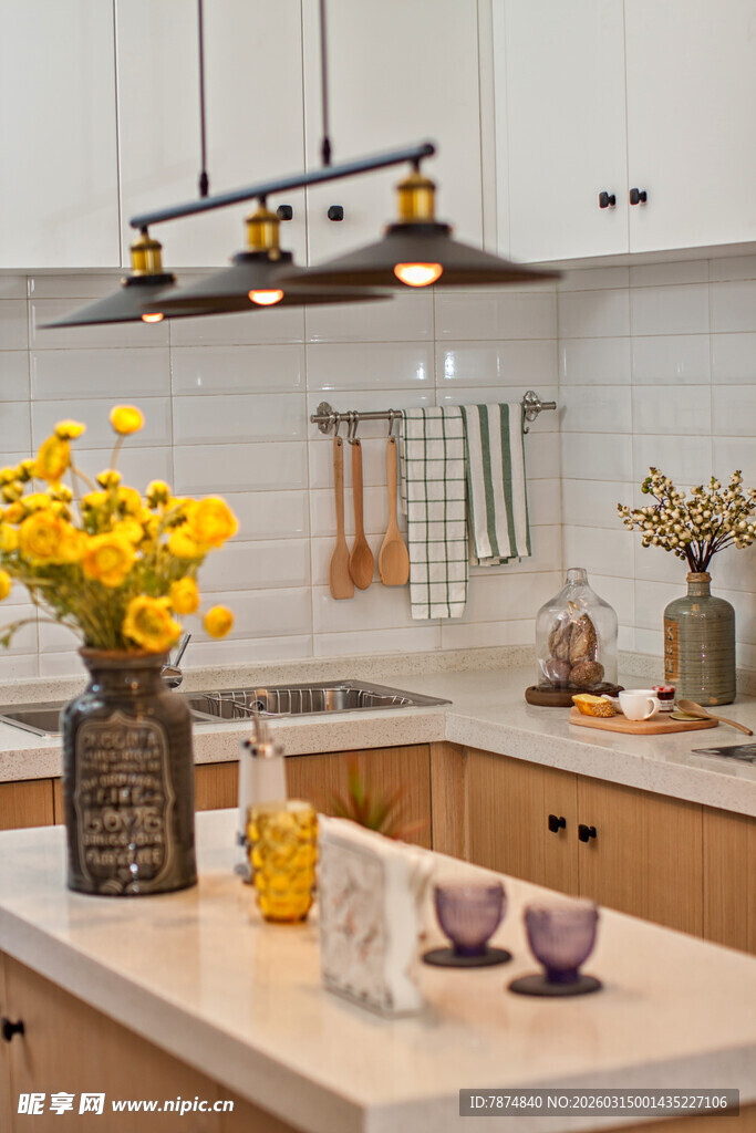 现代厨房中的温馨花卉装饰