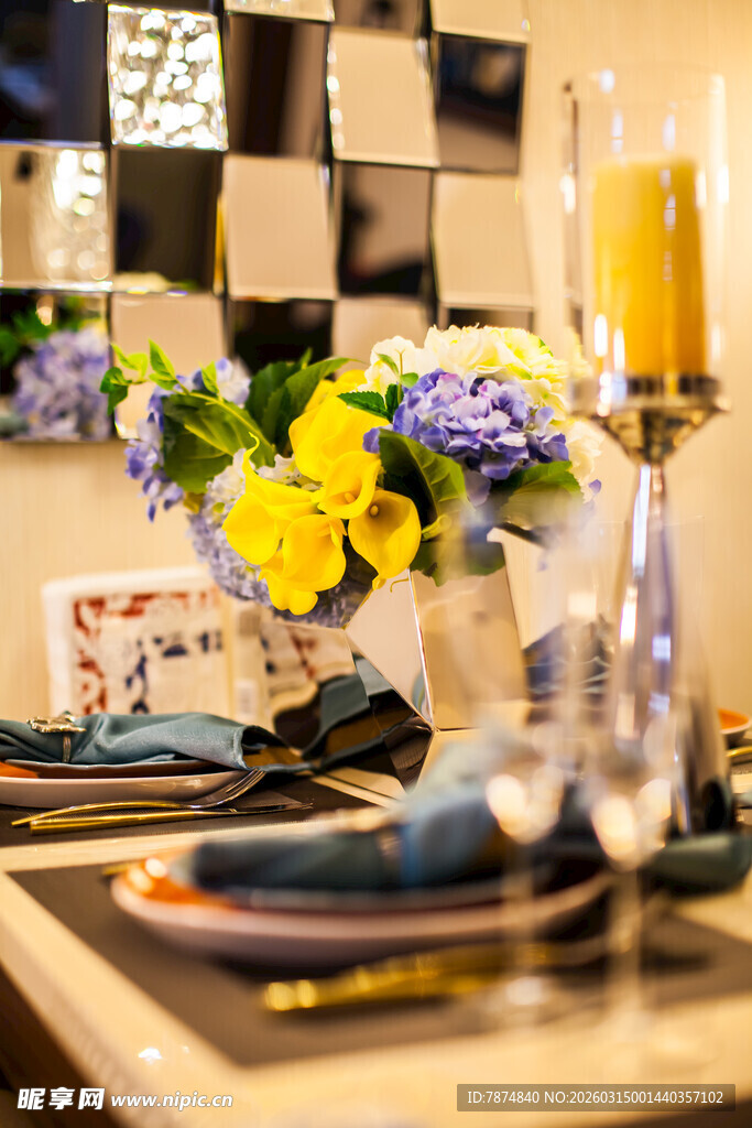 精致餐桌花艺布置