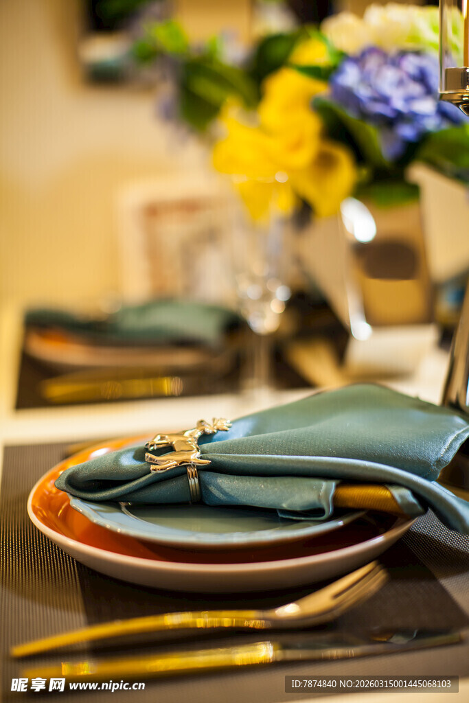 精致餐桌布置餐具与花卉