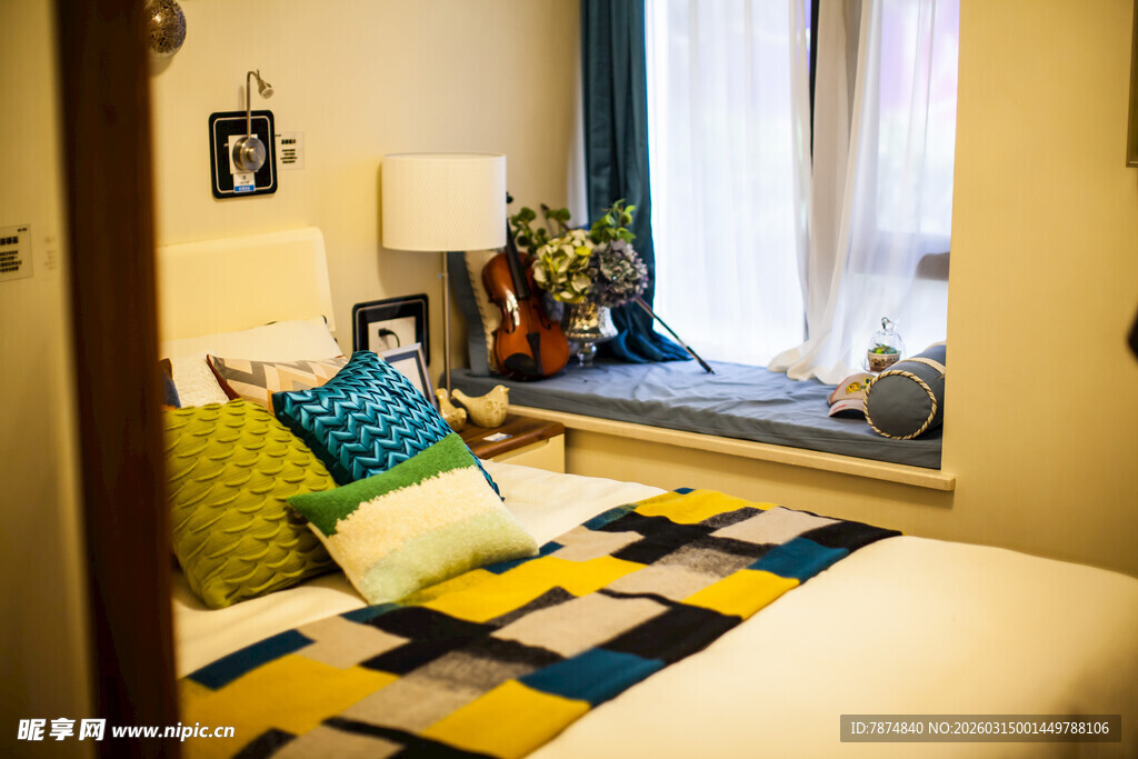 温馨多彩卧室角落场景