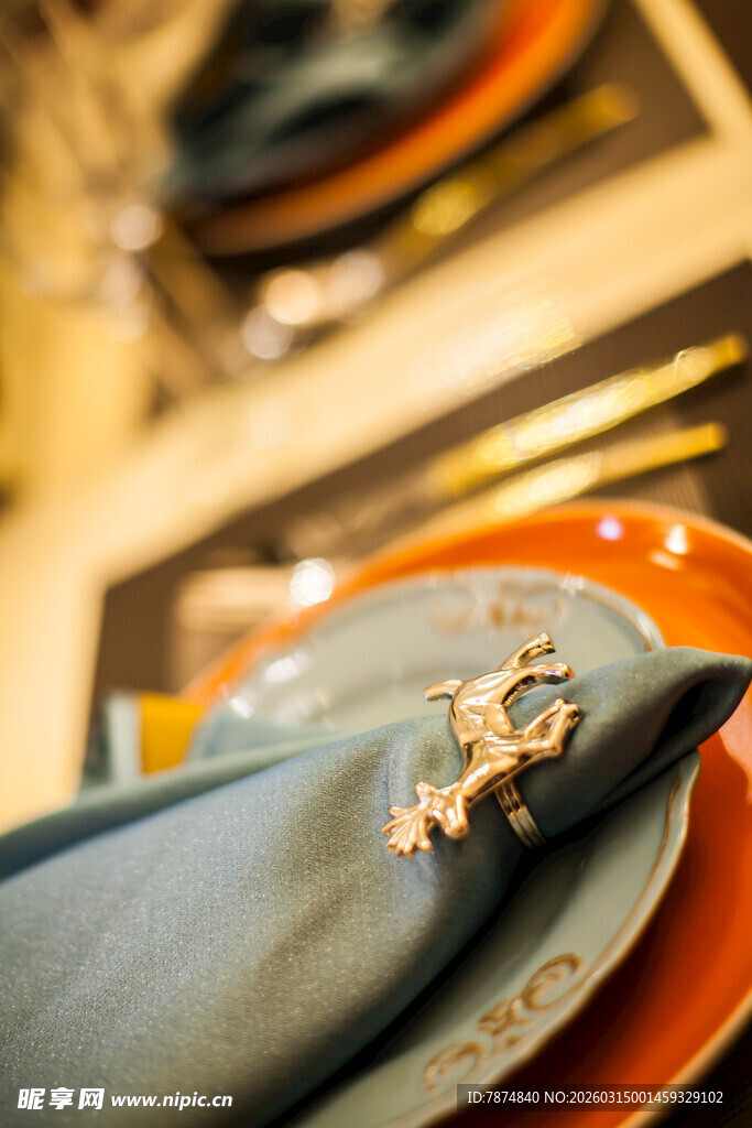 精致餐具上的蓝色餐巾