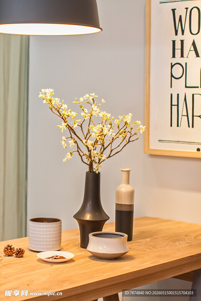 简约餐桌的春日温馨布置