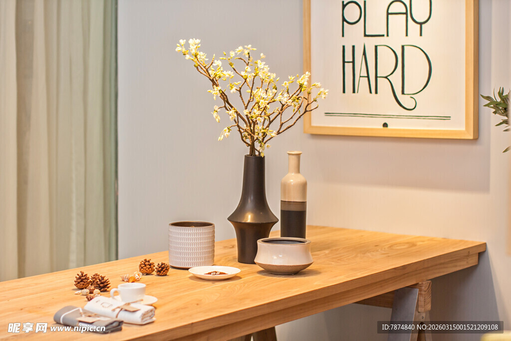 简约木质餐桌的温馨布置