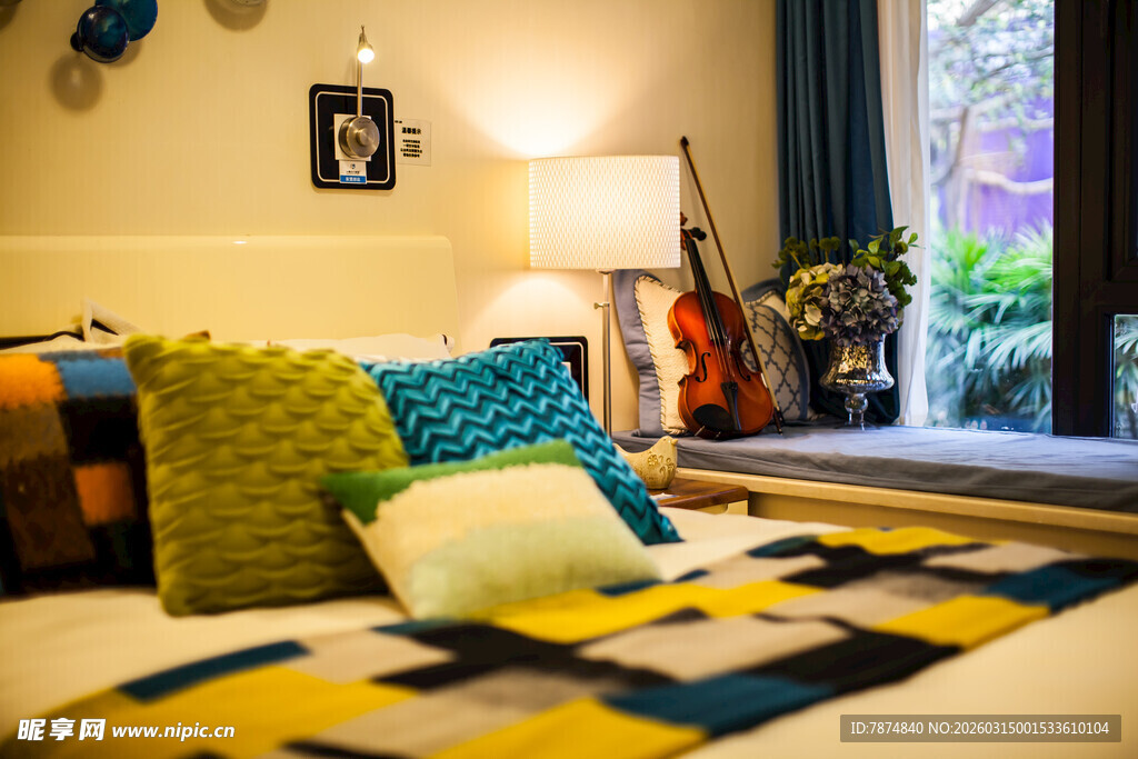 温馨卧室一角的多彩布置