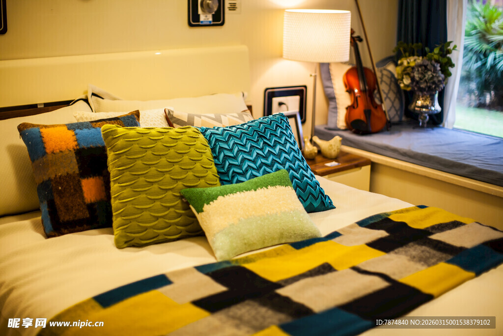 多彩抱枕装点温馨卧室角落