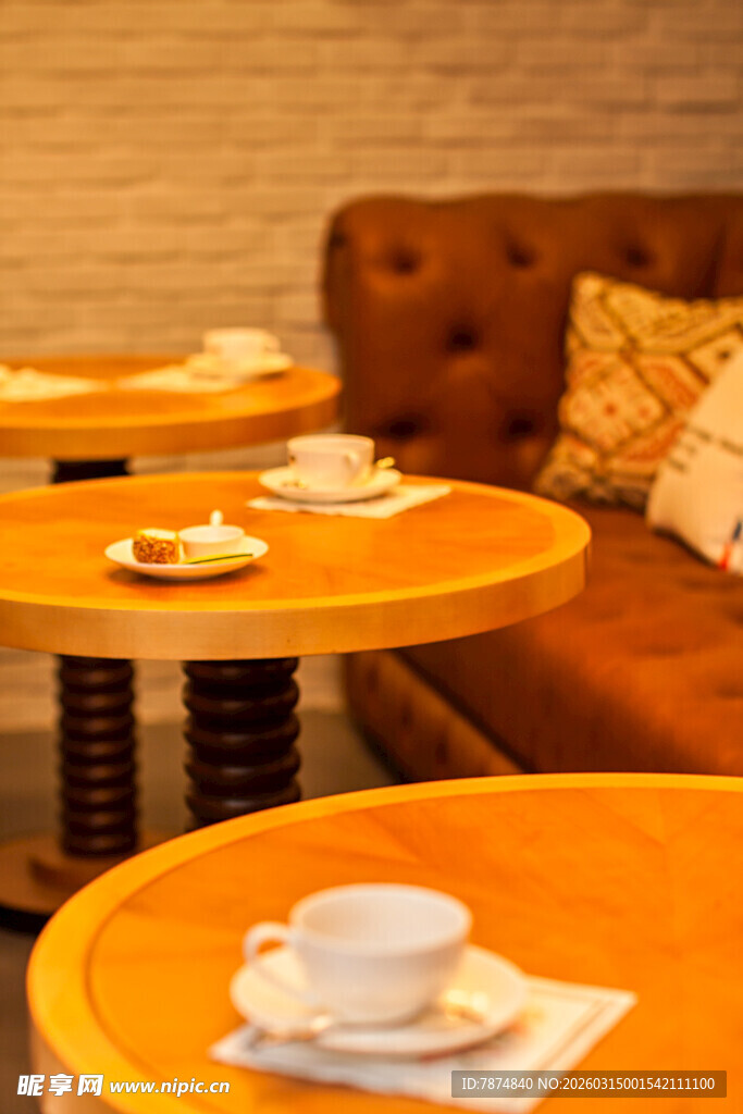 温馨咖啡厅内的桌椅布置