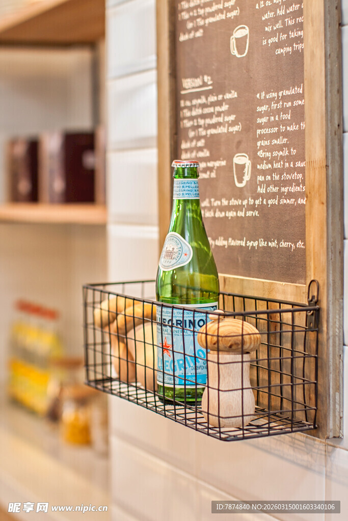 壁挂架上的啤酒与装饰