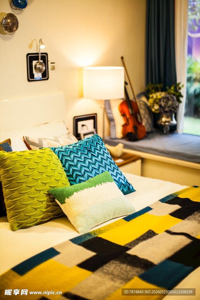 多彩抱枕装点温馨卧室