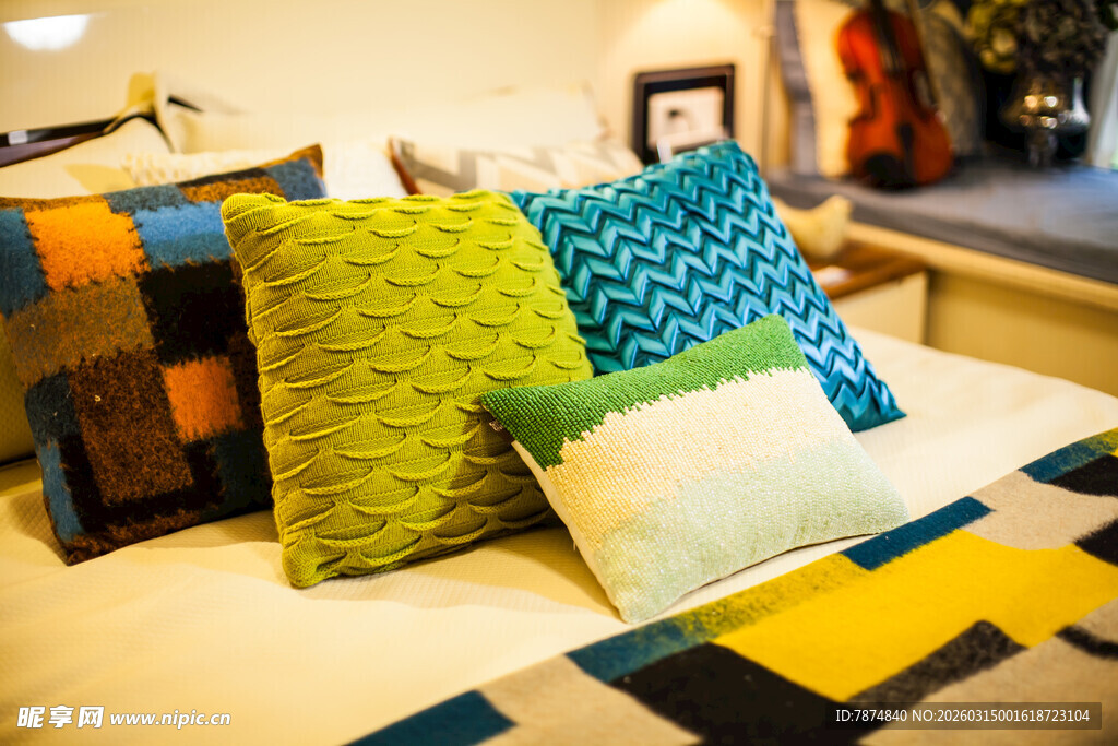 多彩抱枕装点温馨角落