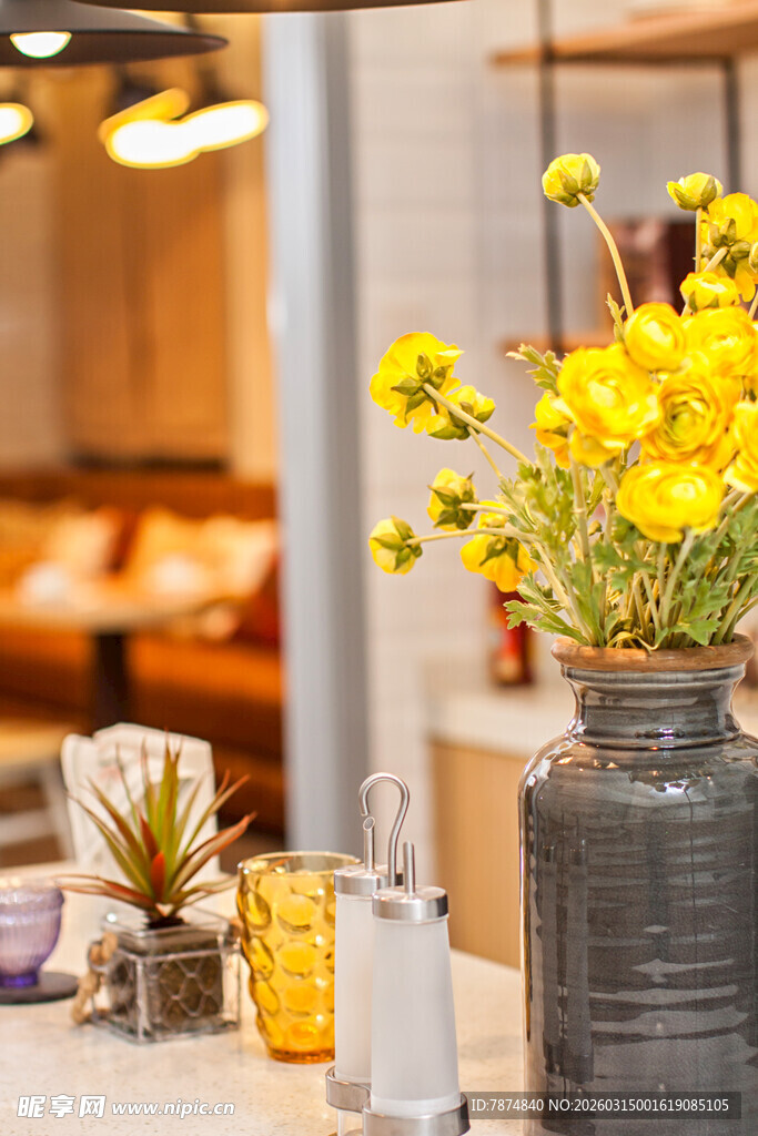 室内花瓶中盛放的黄色花卉