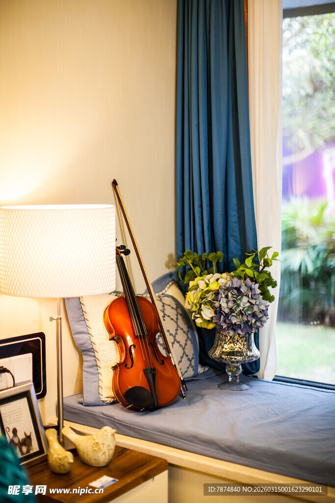 窗边温馨角落的乐器与花