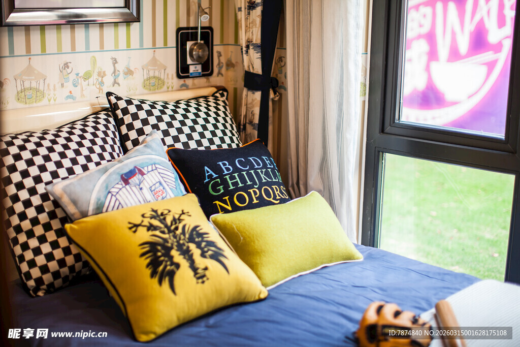 个性卧室 多彩抱枕装饰