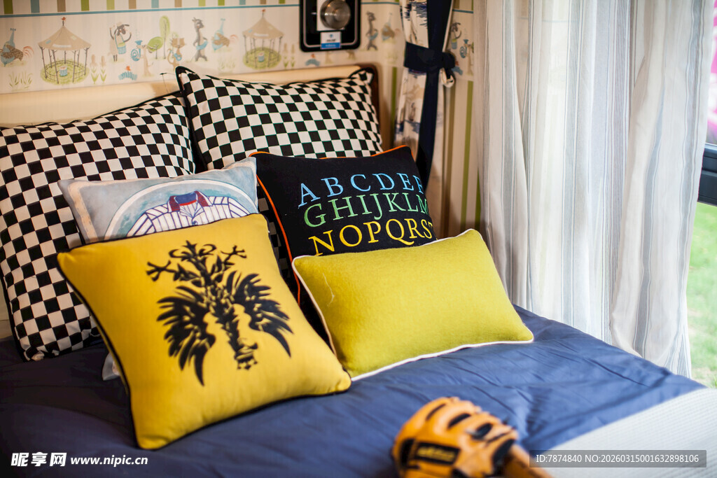 多彩抱枕装点温馨卧室角落