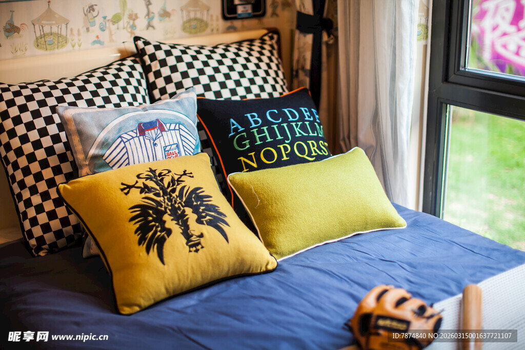 多彩抱枕装点温馨卧室角落