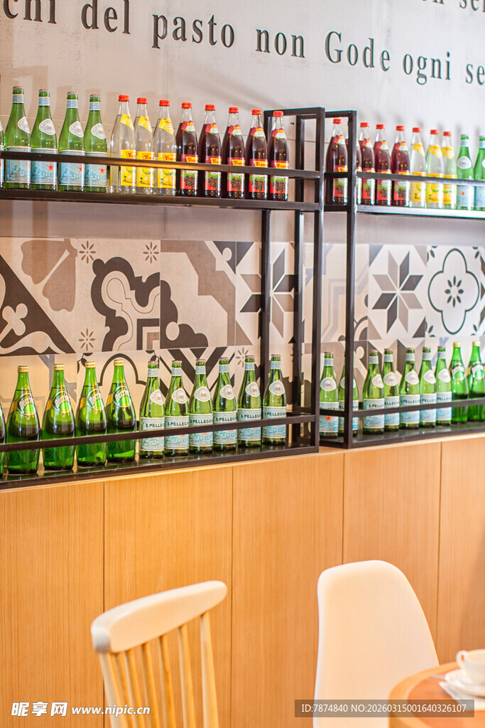酒吧货架上琳琅满目的酒瓶