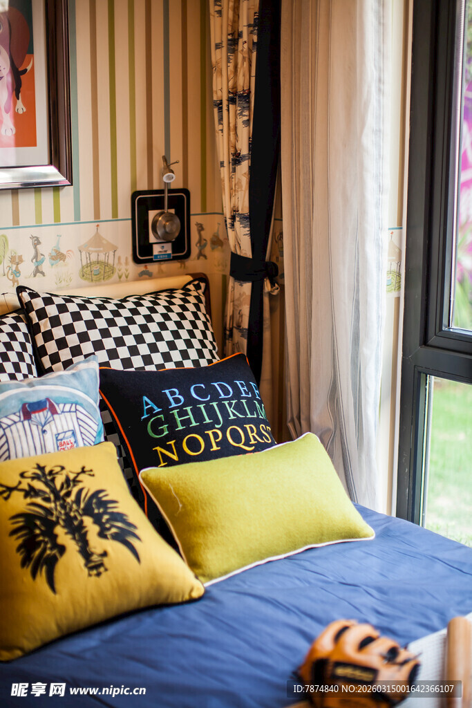 温馨卧室一角的多彩软装